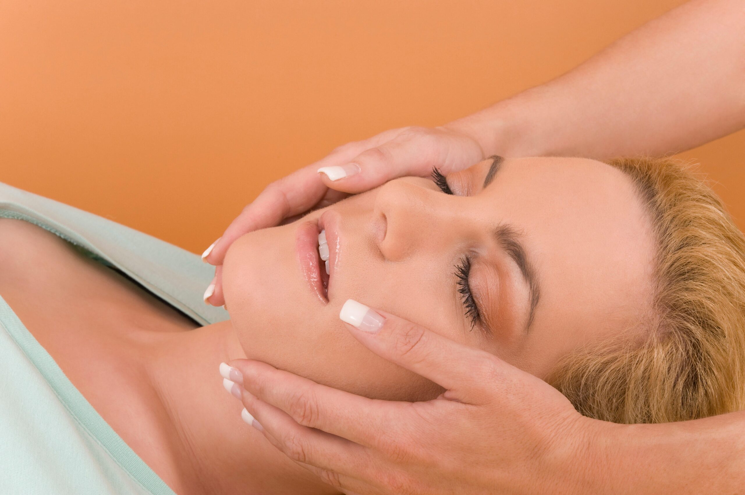 MBR Skin Lightening Serum blagi je serum za posvjetljivanje koji ublažava hiperpigmentaciju, uravnotežuje pigmente i sprječava daljnje tamnjenje kože uzrokovano izlaganjem suncu. Smanjuje pigmentaciju kože, promjene boje i staračke pjege, ne samo da sprječava tamnjenje kože, nego je i postupno posvjetljuje, oživljava i učvršćuje kožu, hidrira kožu s učinkom uravnoteženja, poboljšava otpornost kože, pospješuje stabilnost stanica, poboljšava strukturu kože. Ovaj blagi serum za posvjetljivanje kože ublažava hiperpigmentaciju uzrokovanu čimbenicima kao što je dob, hormonalne promjene i izlaganje suncu. Skin Lightening Serum vidljivo uravnotežuje i regulira pigmente, a istovremeno dubinski hidrira kožu. Smanjenjem procesa pigmentacije sprječava se daljnje tamnjenje. Nakon dulje upotrebe ten postupno postaje ujednačeniji. Jedinstveno djelovanje na inhibiciju sinteze melanina izdvaja ovaj poseban serum od tradicionalnih proizvoda za posvjetljivanje kože. Koristi se ujutro i navečer. Nakon čišćenja i pripreme kože, Skin Lightening Serum nanesite nježnim tapkanjem na lice, vrat i dekolte. Nakon toga nanesite preporučene MBR proizvode za završnu njegu kože. Napomena: izbjegavajte izravno izlaganje kože UV zrakama (sunce, solarij) tijekom i nakon nanošenja seruma za posvjetljivanje kože. Nakon nanošenja, zaštitite kožu visokim SPF-om. Glavni aktivni sastojci: Beta-WhiteTM, vitamin E, inozitol, glicerin. Veličina: vakumirana bočica od 30 ml MBR® – Medical Beauty Research – je cjelovita, vrlo učinkovita i svestrana linija proizvoda za njegu kože lica i tijela, posvećena ljepoti koja ne stari. Sam naziv brenda sažima njegovu filozofiju: njega kože na granici medicine počinje tamo gdje prestaje normalna njega kože. S više od dva desetljeća iskustva, općenito se smatra »svetim gralom« njege kože. U formulama su upotrijebljeni najsnažniji, najčišći i najučinkovitiji sastojci, posve bez mineralnih ulja, parabena, polietilen-glikola (PEG), ftalata i umjetnih mirisa. Posebno razvijene linije proizvoda i uravnotežene metode tretmana prilagođene su individualnim potrebama kože i pružaju optimalan i dugoročan pristup, zaštitu i njegu kože u svim njezinim stanjima. Svatko može pronaći proizvod za sebe, bez obzira na dob ili potrebe kože. Proizvode MBR® možete pronaći na sljedećim prodajnim mjestima: Parfumerija Martimex, Ilica 73, Zagreb Lana Niche Perfumery, Mesnička 1, Zagreb Lana Niche Perfumery, Ulica kralja Tomislava 5, Split Park Concept Store, Smareglijeva ulica 1A, Rovinj