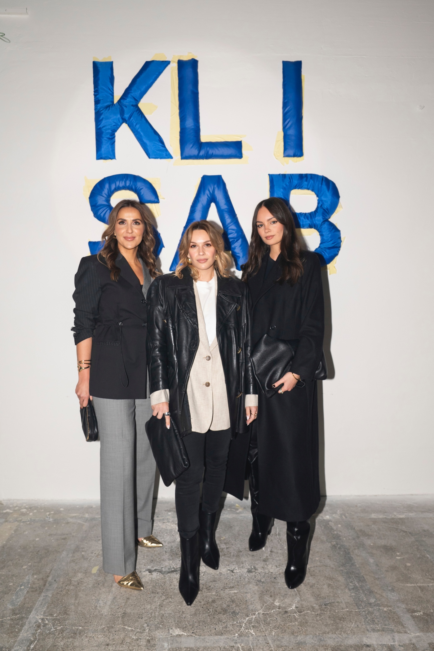 KLISAB, KLISAB ZIMA25, SVOGA DVORCA KRALJ, Tomislav Kliškinić, Marko Šabarić, domaći modni brand, hrvatska moda, modna revija, revija poznatih, poznate osobe, celebrity fashion, hrvatski celebrity, Jelena Rozga, Ljupka Gojić Mikić, Nika Turković, Marijana Batinić, Ivana Paradžiković, Luka Nižetić, Miach, Dora Predojević, Anita Dujić, Luciano Plazibat, Pave Elez, crveni tepih, modni spektakl, modni događaj, hrvatski lifestyle, fashion event Croatia, luksuzna moda, prêt-à-porter, zimska kolekcija, haljine, kaputi, puf ovratnici, rezane pelerine, modni asesoari, fashion trendovi, stil poznatih, modni editorijal, lifestyle reportaža, hrvatski modni brend, modni identitet, ekskluzivna revija, modna industrija, hrvatski dizajn, luksuzni brend, modna estetika, fashion influencer, modna scena Hrvatske, poznate face, celebrity sighting, luksuzni event, fashion photography, crveni tepih event, glazbena scena, TV lica, influencer event, high fashion Croatia, lifestyle event, ekskluzivni event, hrvatska scena, celebrity stil, modni izbori, večernji outfit, modna elegancija, poznati gosti, glamur, modna inspiracija, celebrity moment, modni show, hrvatski celebrity event, fashion week Croatia, trendsetteri, ekskluzivna moda, modna kritika, paparazzi moment, poznati na reviji, glamurozni gosti, hrvatski modni spektakl, modni highlight, luksuzni asesoari, fashion lifestyle, lifestyle influencer, modna sezona ZIMA25, winter fashion Croatia, celebrity red carpet, showbuzz, hrvatski showbiz, poznata publika, ekskluzivni look, modni odabir, fashion insider, revija s poznatima, socialite event, glam event, fashion spotlight, hrvatski celebrity lifestyle, modna atmosfera, fashion VIP, modni hitovi, trendovi 2025, KLISAB asesoari, luksuzni stil, fashion coverage, celebrity fashion Croatia, stil poznatih osoba, hrvatski modni glamur, VIP event Croatia.