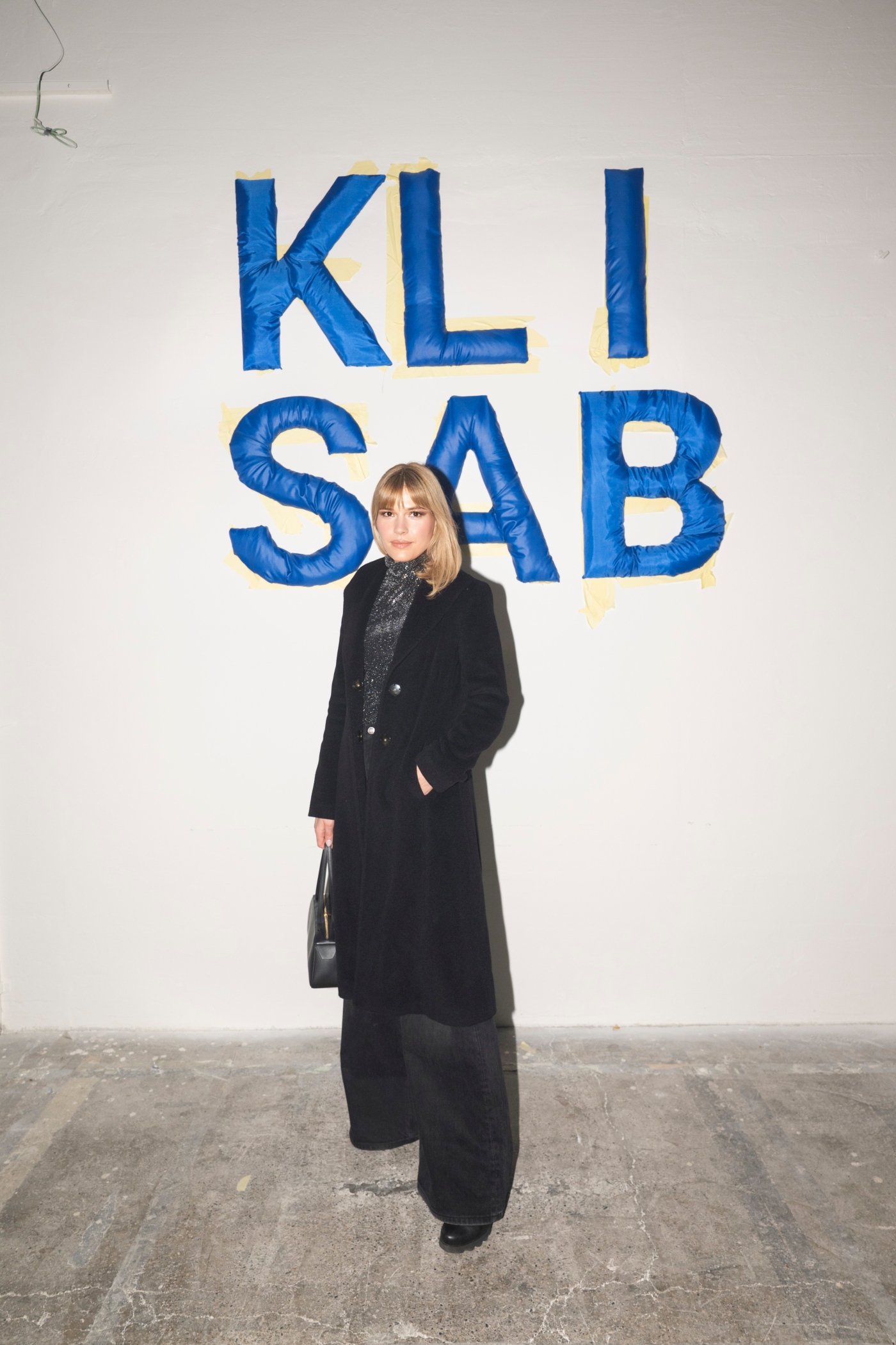 KLISAB, KLISAB ZIMA25, SVOGA DVORCA KRALJ, Tomislav Kliškinić, Marko Šabarić, domaći modni brand, hrvatska moda, modna revija, revija poznatih, poznate osobe, celebrity fashion, hrvatski celebrity, Jelena Rozga, Ljupka Gojić Mikić, Nika Turković, Marijana Batinić, Ivana Paradžiković, Luka Nižetić, Miach, Dora Predojević, Anita Dujić, Luciano Plazibat, Pave Elez, crveni tepih, modni spektakl, modni događaj, hrvatski lifestyle, fashion event Croatia, luksuzna moda, prêt-à-porter, zimska kolekcija, haljine, kaputi, puf ovratnici, rezane pelerine, modni asesoari, fashion trendovi, stil poznatih, modni editorijal, lifestyle reportaža, hrvatski modni brend, modni identitet, ekskluzivna revija, modna industrija, hrvatski dizajn, luksuzni brend, modna estetika, fashion influencer, modna scena Hrvatske, poznate face, celebrity sighting, luksuzni event, fashion photography, crveni tepih event, glazbena scena, TV lica, influencer event, high fashion Croatia, lifestyle event, ekskluzivni event, hrvatska scena, celebrity stil, modni izbori, večernji outfit, modna elegancija, poznati gosti, glamur, modna inspiracija, celebrity moment, modni show, hrvatski celebrity event, fashion week Croatia, trendsetteri, ekskluzivna moda, modna kritika, paparazzi moment, poznati na reviji, glamurozni gosti, hrvatski modni spektakl, modni highlight, luksuzni asesoari, fashion lifestyle, lifestyle influencer, modna sezona ZIMA25, winter fashion Croatia, celebrity red carpet, showbuzz, hrvatski showbiz, poznata publika, ekskluzivni look, modni odabir, fashion insider, revija s poznatima, socialite event, glam event, fashion spotlight, hrvatski celebrity lifestyle, modna atmosfera, fashion VIP, modni hitovi, trendovi 2025, KLISAB asesoari, luksuzni stil, fashion coverage, celebrity fashion Croatia, stil poznatih osoba, hrvatski modni glamur, VIP event Croatia.