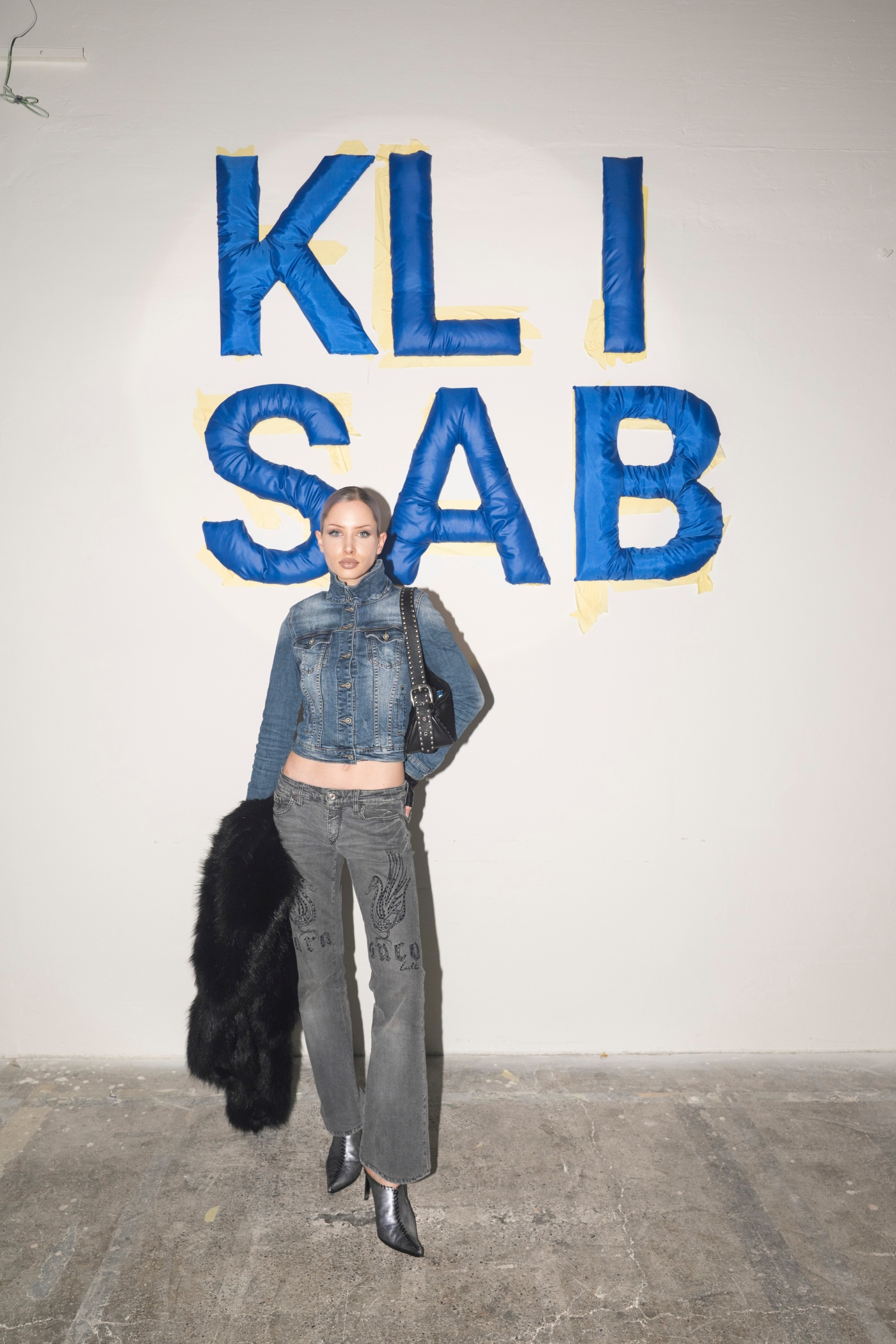 KLISAB, KLISAB ZIMA25, SVOGA DVORCA KRALJ, Tomislav Kliškinić, Marko Šabarić, domaći modni brand, hrvatska moda, modna revija, revija poznatih, poznate osobe, celebrity fashion, hrvatski celebrity, Jelena Rozga, Ljupka Gojić Mikić, Nika Turković, Marijana Batinić, Ivana Paradžiković, Luka Nižetić, Miach, Dora Predojević, Anita Dujić, Luciano Plazibat, Pave Elez, crveni tepih, modni spektakl, modni događaj, hrvatski lifestyle, fashion event Croatia, luksuzna moda, prêt-à-porter, zimska kolekcija, haljine, kaputi, puf ovratnici, rezane pelerine, modni asesoari, fashion trendovi, stil poznatih, modni editorijal, lifestyle reportaža, hrvatski modni brend, modni identitet, ekskluzivna revija, modna industrija, hrvatski dizajn, luksuzni brend, modna estetika, fashion influencer, modna scena Hrvatske, poznate face, celebrity sighting, luksuzni event, fashion photography, crveni tepih event, glazbena scena, TV lica, influencer event, high fashion Croatia, lifestyle event, ekskluzivni event, hrvatska scena, celebrity stil, modni izbori, večernji outfit, modna elegancija, poznati gosti, glamur, modna inspiracija, celebrity moment, modni show, hrvatski celebrity event, fashion week Croatia, trendsetteri, ekskluzivna moda, modna kritika, paparazzi moment, poznati na reviji, glamurozni gosti, hrvatski modni spektakl, modni highlight, luksuzni asesoari, fashion lifestyle, lifestyle influencer, modna sezona ZIMA25, winter fashion Croatia, celebrity red carpet, showbuzz, hrvatski showbiz, poznata publika, ekskluzivni look, modni odabir, fashion insider, revija s poznatima, socialite event, glam event, fashion spotlight, hrvatski celebrity lifestyle, modna atmosfera, fashion VIP, modni hitovi, trendovi 2025, KLISAB asesoari, luksuzni stil, fashion coverage, celebrity fashion Croatia, stil poznatih osoba, hrvatski modni glamur, VIP event Croatia.