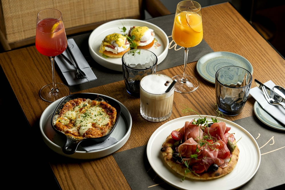 Na obali jezera, između mirisa kave i zvukova live glazbe, Mime’s stvara iskustvo zbog kojeg doručak postaje doživljaj, a večera – pravi gradski izlazak.