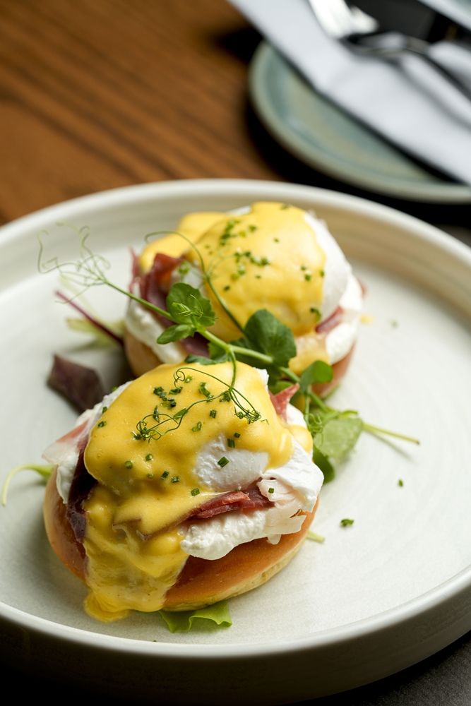 Na obali jezera, između mirisa kave i zvukova live glazbe, Mime’s stvara iskustvo zbog kojeg doručak postaje doživljaj, a večera – pravi gradski izlazak.