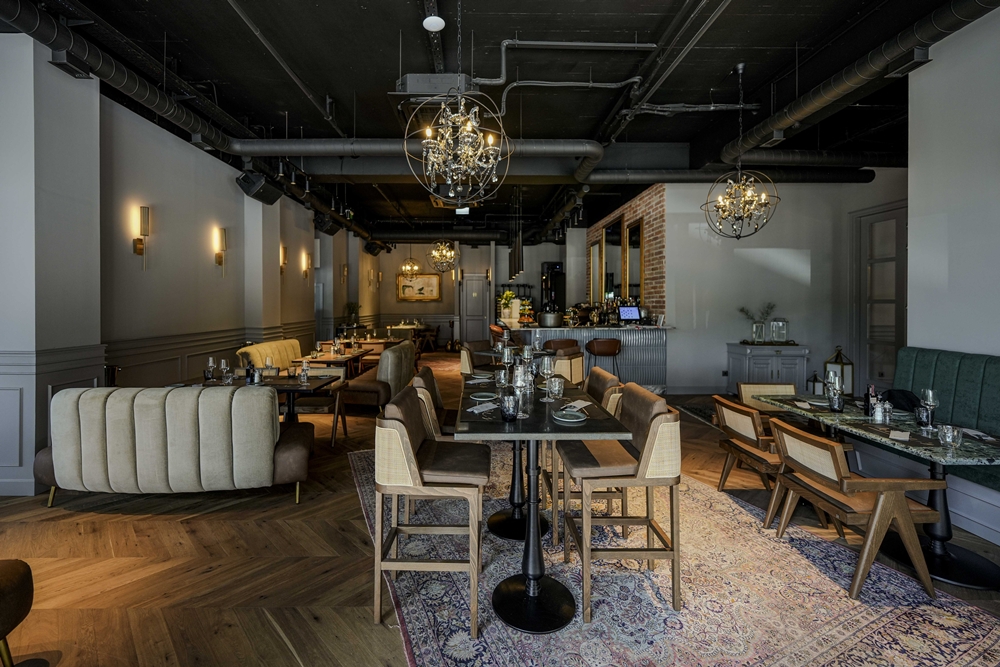 Na obali jezera, između mirisa kave i zvukova live glazbe, Mime’s stvara iskustvo zbog kojeg doručak postaje doživljaj, a večera – pravi gradski izlazak.