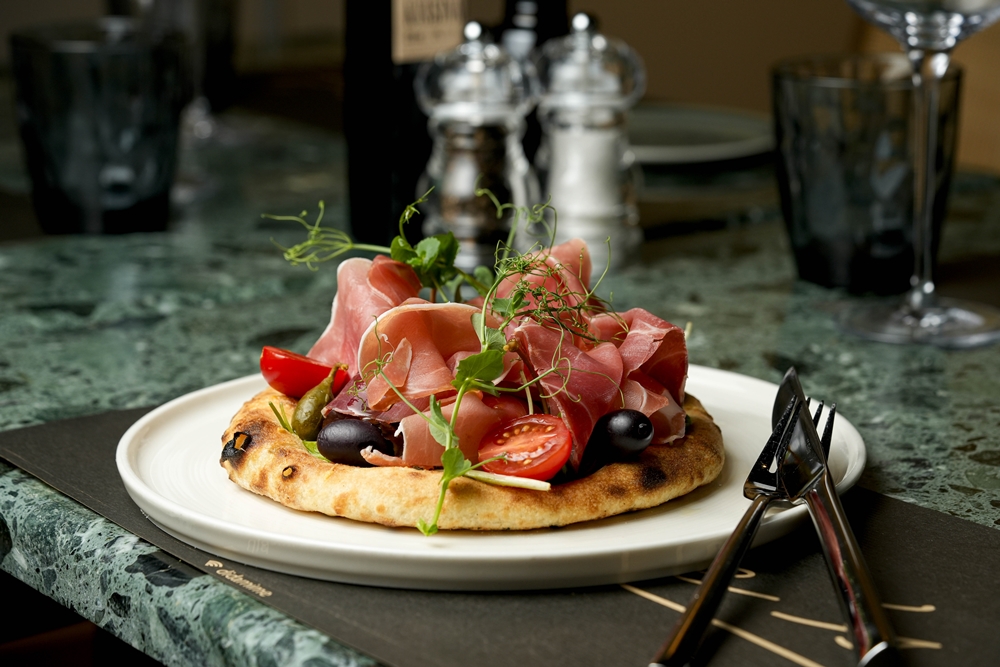 Na obali jezera, između mirisa kave i zvukova live glazbe, Mime’s stvara iskustvo zbog kojeg doručak postaje doživljaj, a večera – pravi gradski izlazak.