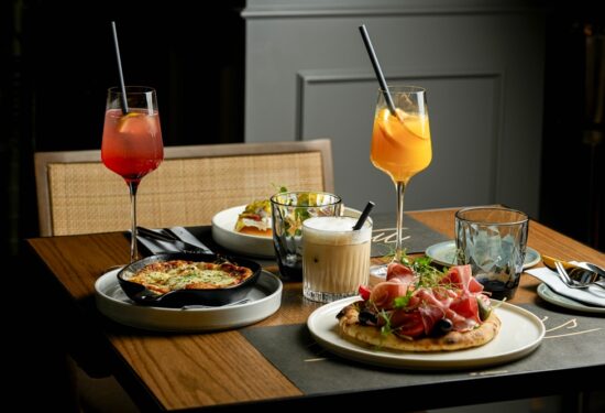 Na obali jezera, između mirisa kave i zvukova live glazbe, Mime’s stvara iskustvo zbog kojeg doručak postaje doživljaj, a večera – pravi gradski izlazak.