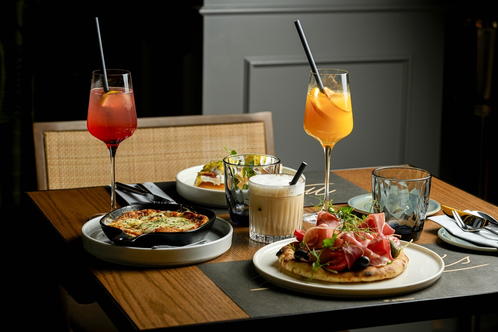 Na obali jezera, između mirisa kave i zvukova live glazbe, Mime’s stvara iskustvo zbog kojeg doručak postaje doživljaj, a večera – pravi gradski izlazak.