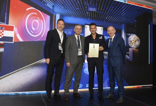 Moneterra, Moneterra muzej, Muzej novca, Muzej novca HNB, Hrvatska narodna banka, HNB, muzej financija, financijska pismenost, edukacija o novcu, međunarodna nagrada, International Property Awards, nagrada za dizajn interijera, Best Public Service Interior, Ante Vrban, arhitekt Ante Vrban, hrvatski arhitekt, nagrađeni projekt, arhitektura, dizajn interijera, javni prostor, Ban centar Zagreb, Zagreb muzej, hrvatski dizajn, hrvatska arhitektura, Real grupa, Krešimir Renzo Prosoli, Studio Rašić & Vrabec, MA 18plus, Hust, Novena, Kamgrad, Promondis, Accessus, suvremeni muzej, interaktivni muzej, edukativni centar, multimedijalni sadržaji, povijest novca, tehnologija u muzeju, bankarstvo, monetarna politika, centralna banka, financijska edukacija, hrvatski projekt, inovativni dizajn, kreativnost, arhitektonski projekt, dizajnerski projekt, svjetsko priznanje, arhitektonska nagrada, međunarodno priznanje, hrvatska stručnost, hrvatska kreativnost, dizajn javnog prostora, muzej u Zagrebu, najbolji interijer, svjetski dizajn, nagrađeni arhitekt, kulturna atrakcija, financijski muzej, edukativni sadržaj, interaktivno iskustvo, hrvatski uspjeh, hrvatski brend, muzej budućnosti, moderni muzej, arhitektura u Zagrebu, interijer nagrađen, kulturna institucija, suvremeni interijer, dizajn nagrada, edukacija građana, osobne financije, uloga banaka, edukacija o financijama, tehnološki napredan muzej, dizajn nagrađen u Londonu, London nagrada, hrvatski projekt u Londonu, međunarodni uspjeh, hrvatski inovatori, kulturna baština, hrvatska kultura, financijska kultura, HNB muzej, muzej besplatan ulaz, muzej u centru Zagreba, Zagreb atrakcija, što posjetiti u Zagrebu, besplatni muzej, hrvatski arhitekti, muzejski projekt, edukacija mladih, financijska svijest, financijska edukacija djece, moderni dizajn interijera, interaktivni sadržaji, multimedijalna instalacija, arhitektonska izvrsnost, dizajnerska izvrsnost, nagrada Europa Afrika, hrvatska arhitektura u svijetu, hrvatska nagrada za dizajn, arhitektura 2025, Moneterra Zagreb.