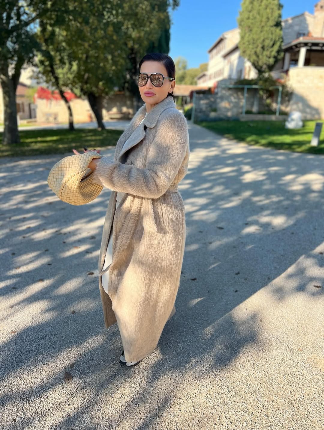 Nina Badrić u modnom izdanju koje spaja eleganciju i udobnost Hello Magazin Croatia