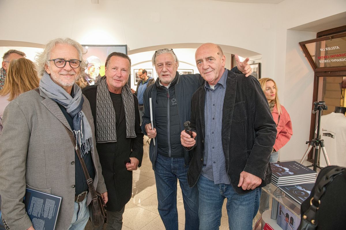 Tri desetljeća lica javne scene — portreti koji su obilježili naše vrijeme S više od 400 portreta najpoznatijih osoba javnog života predstavljeni „Portreti i šire“ Tomislava Čuveljaka