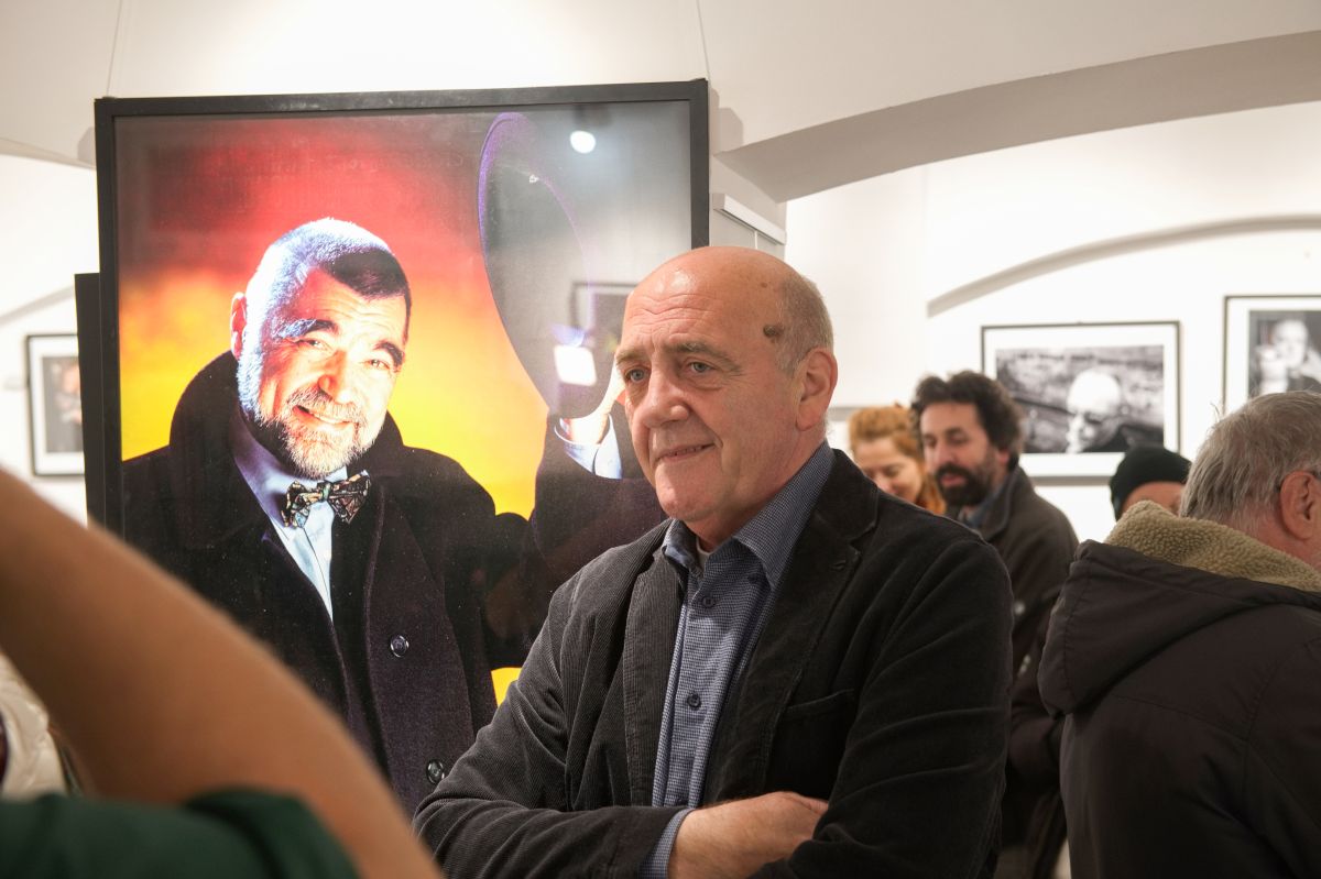 Tri desetljeća lica javne scene — portreti koji su obilježili naše vrijeme S više od 400 portreta najpoznatijih osoba javnog života predstavljeni „Portreti i šire“ Tomislava Čuveljaka