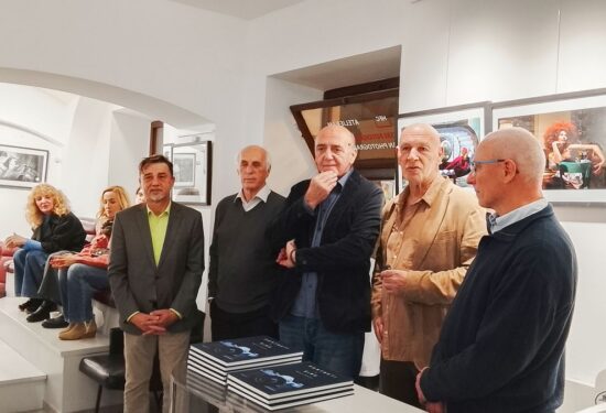 Tri desetljeća lica javne scene — portreti koji su obilježili naše vrijeme S više od 400 portreta najpoznatijih osoba javnog života predstavljeni „Portreti i šire“ Tomislava Čuveljaka