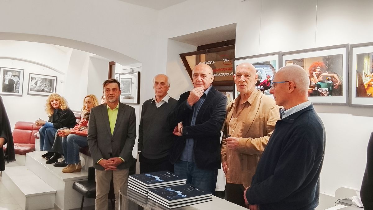 Tri desetljeća lica javne scene — portreti koji su obilježili naše vrijeme S više od 400 portreta najpoznatijih osoba javnog života predstavljeni „Portreti i šire“ Tomislava Čuveljaka