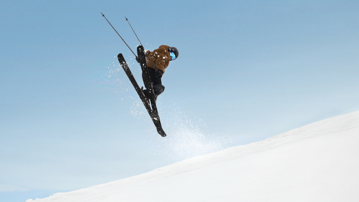 Posebna pažnja posvećena je materijalima: od recikliranog perja do merino vune, Primaloft® Black i Gold izolacije, koji zajedno stvaraju slojeve savršene toplinske regulacije. Elastičnost, prozračnost i održivost glavni su aduti svakog komada.