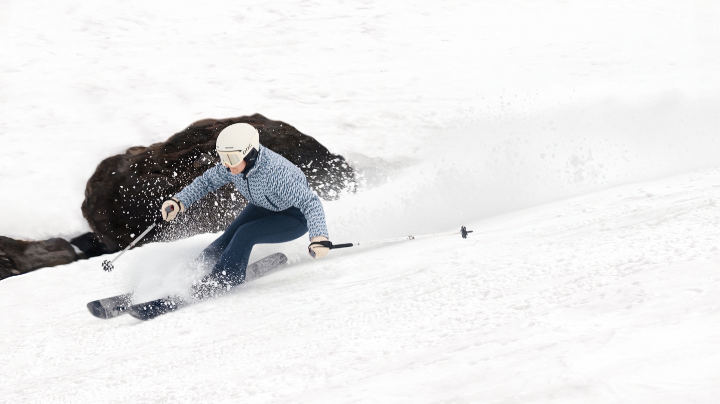 Posebna pažnja posvećena je materijalima: od recikliranog perja do merino vune, Primaloft® Black i Gold izolacije, koji zajedno stvaraju slojeve savršene toplinske regulacije. Elastičnost, prozračnost i održivost glavni su aduti svakog komada.