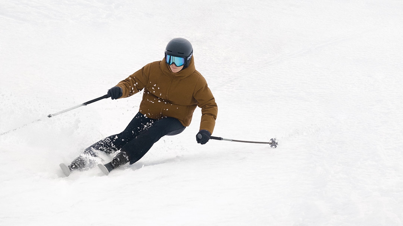 Posebna pažnja posvećena je materijalima: od recikliranog perja do merino vune, Primaloft® Black i Gold izolacije, koji zajedno stvaraju slojeve savršene toplinske regulacije. Elastičnost, prozračnost i održivost glavni su aduti svakog komada.