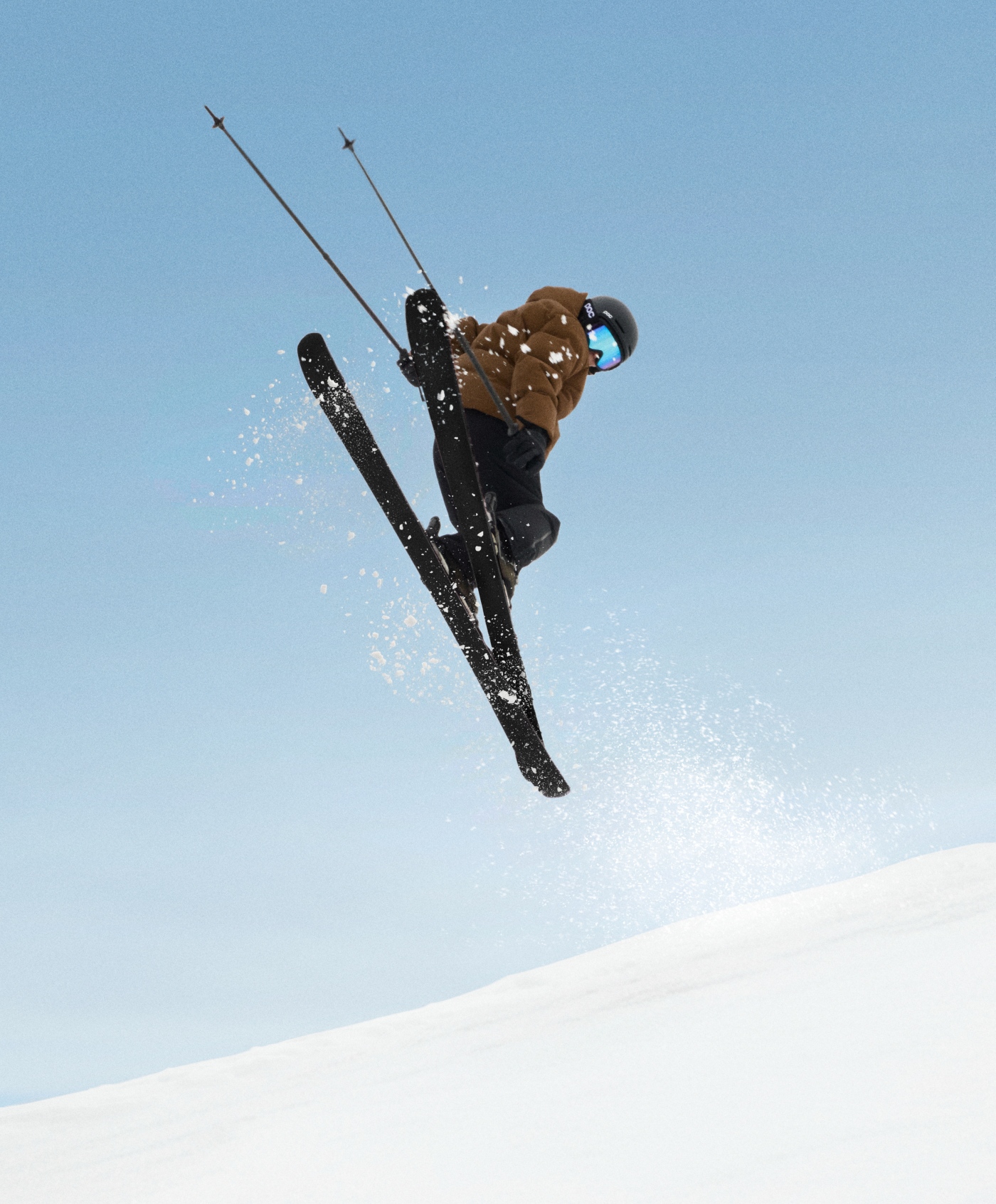 Posebna pažnja posvećena je materijalima: od recikliranog perja do merino vune, Primaloft® Black i Gold izolacije, koji zajedno stvaraju slojeve savršene toplinske regulacije. Elastičnost, prozračnost i održivost glavni su aduti svakog komada.