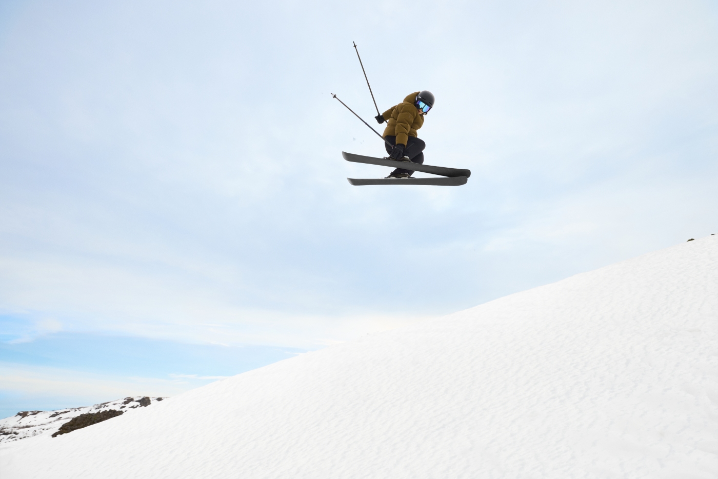 Posebna pažnja posvećena je materijalima: od recikliranog perja do merino vune, Primaloft® Black i Gold izolacije, koji zajedno stvaraju slojeve savršene toplinske regulacije. Elastičnost, prozračnost i održivost glavni su aduti svakog komada.