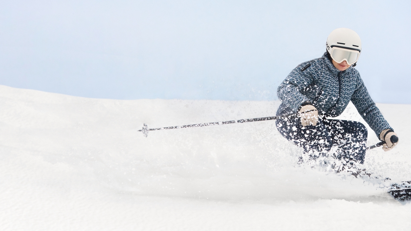 Posebna pažnja posvećena je materijalima: od recikliranog perja do merino vune, Primaloft® Black i Gold izolacije, koji zajedno stvaraju slojeve savršene toplinske regulacije. Elastičnost, prozračnost i održivost glavni su aduti svakog komada.