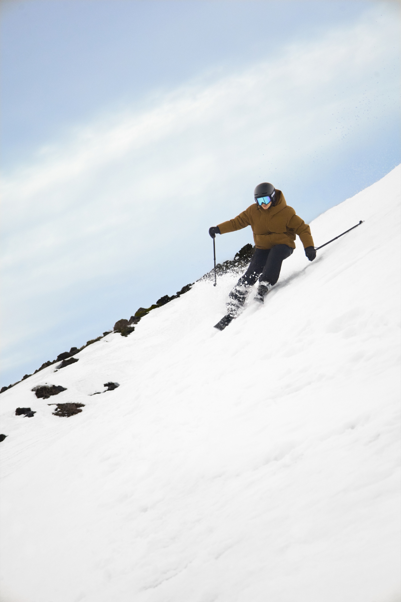 Posebna pažnja posvećena je materijalima: od recikliranog perja do merino vune, Primaloft® Black i Gold izolacije, koji zajedno stvaraju slojeve savršene toplinske regulacije. Elastičnost, prozračnost i održivost glavni su aduti svakog komada.