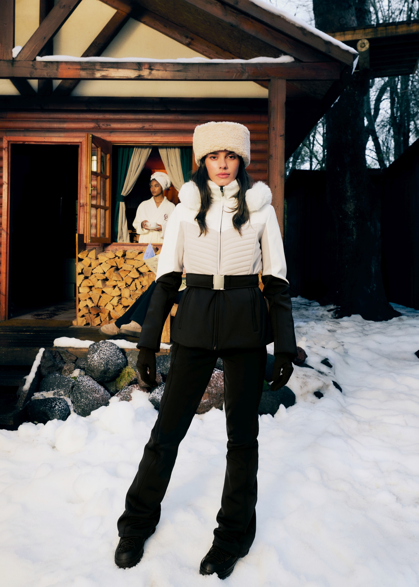 Posebna pažnja posvećena je materijalima: od recikliranog perja do merino vune, Primaloft® Black i Gold izolacije, koji zajedno stvaraju slojeve savršene toplinske regulacije. Elastičnost, prozračnost i održivost glavni su aduti svakog komada.