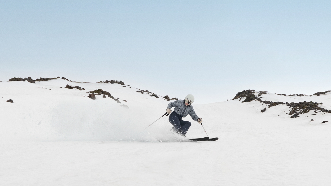 Posebna pažnja posvećena je materijalima: od recikliranog perja do merino vune, Primaloft® Black i Gold izolacije, koji zajedno stvaraju slojeve savršene toplinske regulacije. Elastičnost, prozračnost i održivost glavni su aduti svakog komada.