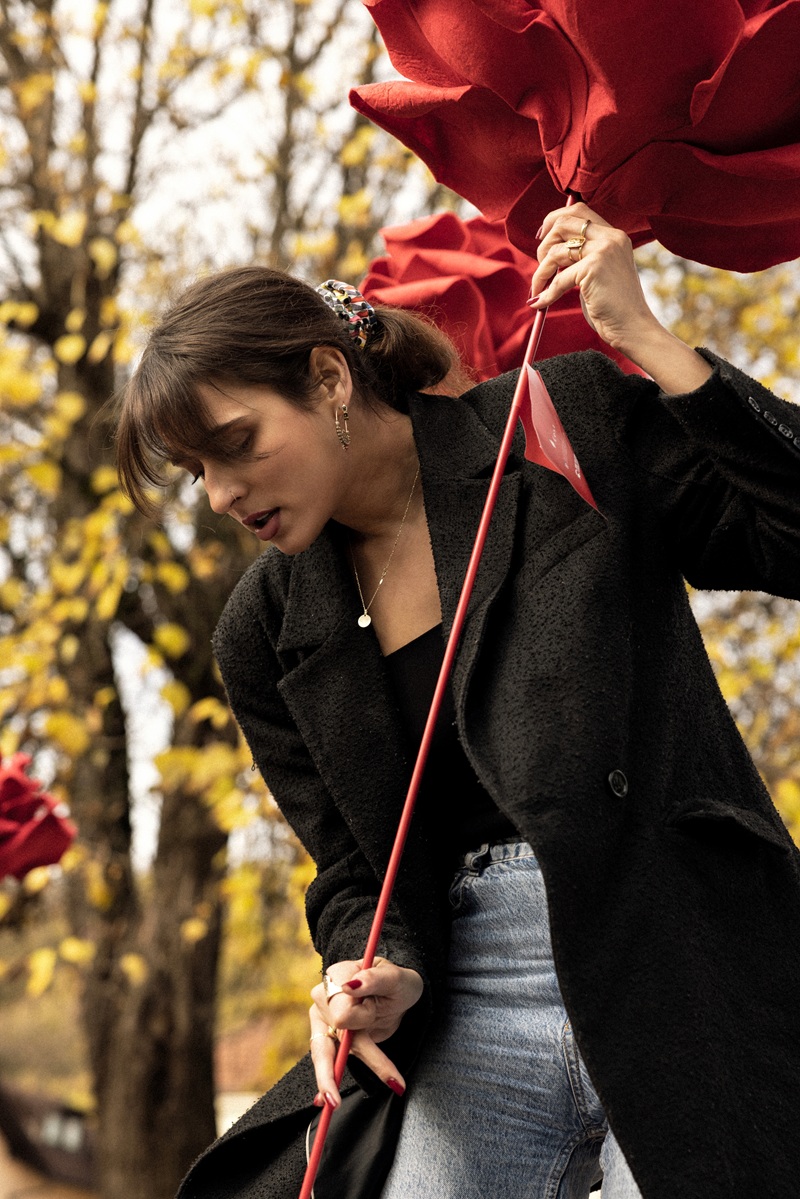 Koliko puta godišnje vidimo ružu kao znak ljubavi? Valentinovo, Dan žena, godišnjica… Ruže su uvijek poruka: „Volim te“, „Oprosti“ ili „Čestitam“. Poklanjamo ih kad želimo nekoga razveseliti, obradovati ili pokazati pažnju. Ali što se događa između tih datuma, u trenucima koji nisu ni praznik ni slavlje? Što znači kada ruže niču same, na ulici, kao podsjetnik na nešto što nije lijepo, što boli i uništava živote? Na Trgu Ksavera Sandora Gjalskog 4 u Zaboku postavljeno je deset ruža, kao simbol na deset ubijenih žena u Hrvatskoj 2025. godine. Svaka ruža podsjeća da nasilje ne počinje šamarom, već riječima koje vrijeđaju, kontrolom, ucjenom i ignoriranjem. Počinje onda kada se netko osjeti manjim, neslobodnim i uplašenim. Kampanjom „Ružе su crvene, ljubav nije plava“, CESI – Centar za edukaciju, savjetovanje i istraživanje u Krapinsko-zagorskoj županiji, želi potaknuti razgovor o zdravim odnosima, osvijestiti oblike nasilja koji često ostaju neprepoznati te potaknuti žene na traženje podrške, ali i zajednicu da reagira ako primijeti nasilje“, izjavila je Vendi Keserica Tomičić, stručna suradnica Centra za edukaciju, savjetovanje i istraživanje. Zabrinjavajuće stanje Svaka četvrta žena u Hrvatskoj doživjela je neki oblik nasilja od strane partnera ili muškog člana obitelji. Svakih 15 minuta jedna žena doživi nasilje. Mnoge žrtve i dalje ne znaju prepoznati oblike nasilja kojima su izložene, kao ni važnost i dugoročnost posljedica kontinuiranog nasilja. Nasilje opravdavaju i povezuju s drugim društvenim i ponašajnim obrascima, koji su vrlo često društveno prihvatljivi. Nasilje u vezi ne počinje udarcem, ono počinje polako i gotovo neprimjetno kroz kontrolu, ljubomoru, potkopavanje samopouzdanja, manipulaciju i izolaciju žrtve od prijatelja i obitelji. U društvu koje žene često uči da šute i trpe, mnoge žene nikada ne nauče što je zdrava ljubav, kako prepoznati obrasce nasilja ili razlikovati ljubav od manipulacije. Umjetnost kao glas protiv nasilja Poseban doprinos kampanji dale su umjetnice koje svojim radom potiču društvene promjene. Akademska kiparica Adela Mesić izradila je deset ruža, svaka simbolizira sjećanje i nadu, a koje će biti postavljena na glavnom trgu u Zaboku, a potom i u Krapini između 3. studenoga i 10. prosinca, u razdoblju obilježavanja međunarodnih dana posvećenih borbi protiv nasilja nad ženama i promicanju ljudskih prava. Ilustratorica Hana Tintor autorica je vizualnog identiteta kampanje, kaveza od ruža, simbola ljepote koji skriva opasnost i upozorava da se iza prividne nježnosti može kriti kontrola i manipulacija. O Centru za edukaciju, savjetovanje i istraživanje CESI – Centar za edukaciju, savjetovanje i istraživanje djeluje od 1997. godine s ciljem promicanja rodne ravnopravnosti i zaštite ženskih prava. CESI u Krapinsko–zagorskoj županiji pruža besplatnu pravnu i psihološku podršku ženama žrtvama nasilja kroz SOS telefon i savjetovalište, osiguravajući siguran prostor, stručnost, povjerljivost i razumijevanje. Od svojih početaka, CESI je pomogao mnogim ženama prekinuti krug nasilja i započeti novi život. Više o kampanji saznajte na ljubavnijeplava.com.hr ili na CESI Instagram i TikTok profilu.