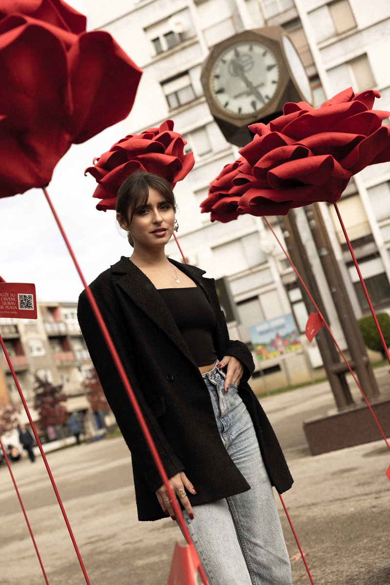 Koliko puta godišnje vidimo ružu kao znak ljubavi? Valentinovo, Dan žena, godišnjica… Ruže su uvijek poruka: „Volim te“, „Oprosti“ ili „Čestitam“. Poklanjamo ih kad želimo nekoga razveseliti, obradovati ili pokazati pažnju. Ali što se događa između tih datuma, u trenucima koji nisu ni praznik ni slavlje? Što znači kada ruže niču same, na ulici, kao podsjetnik na nešto što nije lijepo, što boli i uništava živote? Na Trgu Ksavera Sandora Gjalskog 4 u Zaboku postavljeno je deset ruža, kao simbol na deset ubijenih žena u Hrvatskoj 2025. godine. Svaka ruža podsjeća da nasilje ne počinje šamarom, već riječima koje vrijeđaju, kontrolom, ucjenom i ignoriranjem. Počinje onda kada se netko osjeti manjim, neslobodnim i uplašenim. Kampanjom „Ružе su crvene, ljubav nije plava“, CESI – Centar za edukaciju, savjetovanje i istraživanje u Krapinsko-zagorskoj županiji, želi potaknuti razgovor o zdravim odnosima, osvijestiti oblike nasilja koji često ostaju neprepoznati te potaknuti žene na traženje podrške, ali i zajednicu da reagira ako primijeti nasilje“, izjavila je Vendi Keserica Tomičić, stručna suradnica Centra za edukaciju, savjetovanje i istraživanje. Zabrinjavajuće stanje Svaka četvrta žena u Hrvatskoj doživjela je neki oblik nasilja od strane partnera ili muškog člana obitelji. Svakih 15 minuta jedna žena doživi nasilje. Mnoge žrtve i dalje ne znaju prepoznati oblike nasilja kojima su izložene, kao ni važnost i dugoročnost posljedica kontinuiranog nasilja. Nasilje opravdavaju i povezuju s drugim društvenim i ponašajnim obrascima, koji su vrlo često društveno prihvatljivi. Nasilje u vezi ne počinje udarcem, ono počinje polako i gotovo neprimjetno kroz kontrolu, ljubomoru, potkopavanje samopouzdanja, manipulaciju i izolaciju žrtve od prijatelja i obitelji. U društvu koje žene često uči da šute i trpe, mnoge žene nikada ne nauče što je zdrava ljubav, kako prepoznati obrasce nasilja ili razlikovati ljubav od manipulacije. Umjetnost kao glas protiv nasilja Poseban doprinos kampanji dale su umjetnice koje svojim radom potiču društvene promjene. Akademska kiparica Adela Mesić izradila je deset ruža, svaka simbolizira sjećanje i nadu, a koje će biti postavljena na glavnom trgu u Zaboku, a potom i u Krapini između 3. studenoga i 10. prosinca, u razdoblju obilježavanja međunarodnih dana posvećenih borbi protiv nasilja nad ženama i promicanju ljudskih prava. Ilustratorica Hana Tintor autorica je vizualnog identiteta kampanje, kaveza od ruža, simbola ljepote koji skriva opasnost i upozorava da se iza prividne nježnosti može kriti kontrola i manipulacija. O Centru za edukaciju, savjetovanje i istraživanje CESI – Centar za edukaciju, savjetovanje i istraživanje djeluje od 1997. godine s ciljem promicanja rodne ravnopravnosti i zaštite ženskih prava. CESI u Krapinsko–zagorskoj županiji pruža besplatnu pravnu i psihološku podršku ženama žrtvama nasilja kroz SOS telefon i savjetovalište, osiguravajući siguran prostor, stručnost, povjerljivost i razumijevanje. Od svojih početaka, CESI je pomogao mnogim ženama prekinuti krug nasilja i započeti novi život. Više o kampanji saznajte na ljubavnijeplava.com.hr ili na CESI Instagram i TikTok profilu.