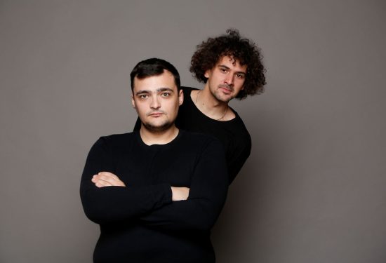 Smijeh, kaos i umjetna inteligencija: nova komedija Kazališta Moruzgva stiže u Scenoteku Predstava “Kamo ide ovai svijet?” premijerno 24. studenog donosi avanture dvojice kreativaca koje tjeraju na suze od smijeha