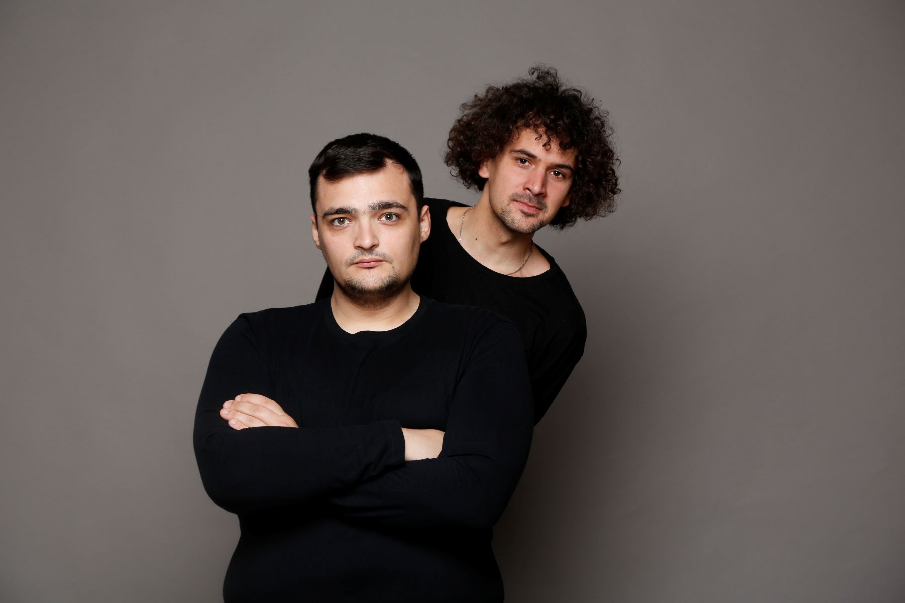 Smijeh, kaos i umjetna inteligencija: nova komedija Kazališta Moruzgva stiže u Scenoteku Predstava “Kamo ide ovai svijet?” premijerno 24. studenog donosi avanture dvojice kreativaca koje tjeraju na suze od smijeha