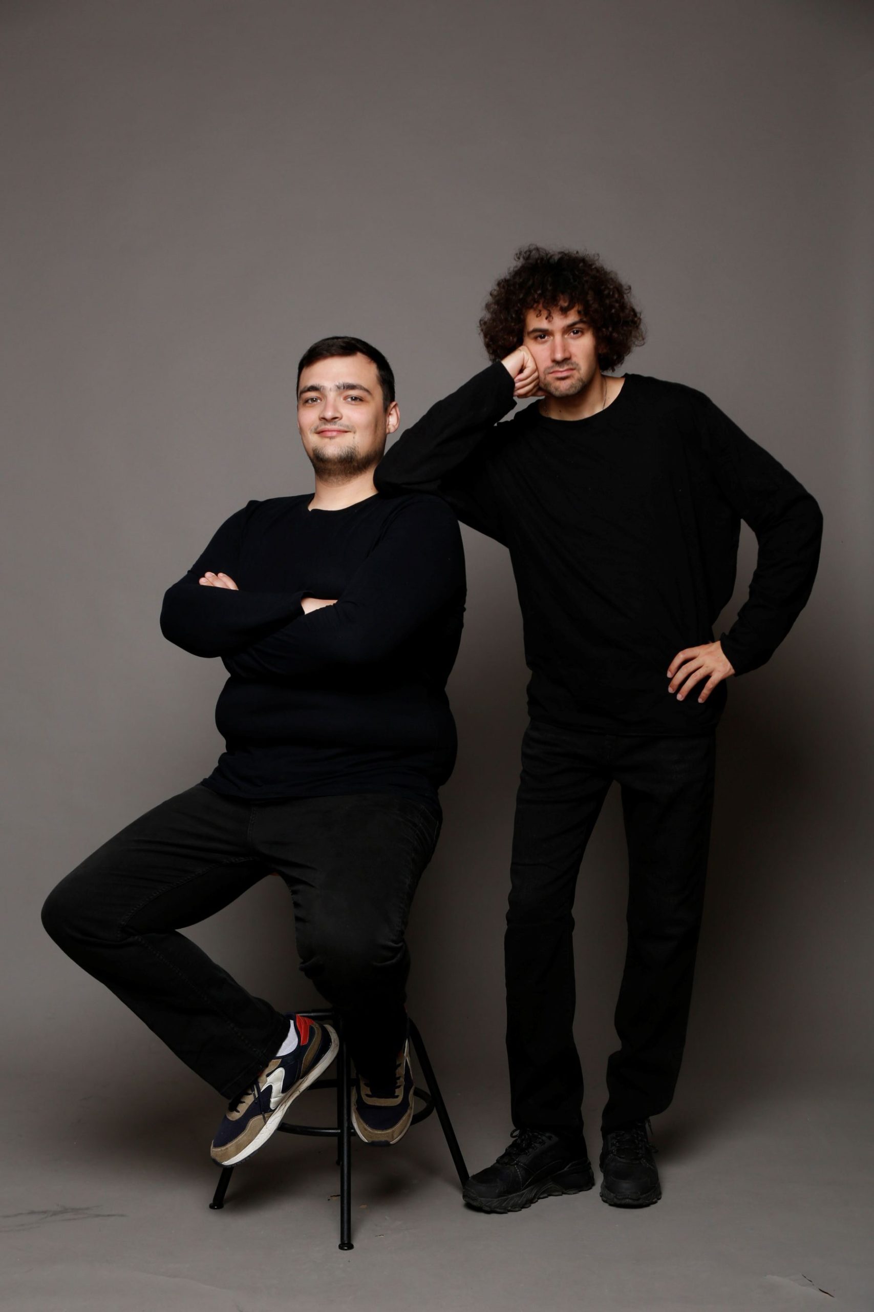 Smijeh, kaos i umjetna inteligencija: nova komedija Kazališta Moruzgva stiže u Scenoteku Predstava “Kamo ide ovai svijet?” premijerno 24. studenog donosi avanture dvojice kreativaca koje tjeraju na suze od smijeha