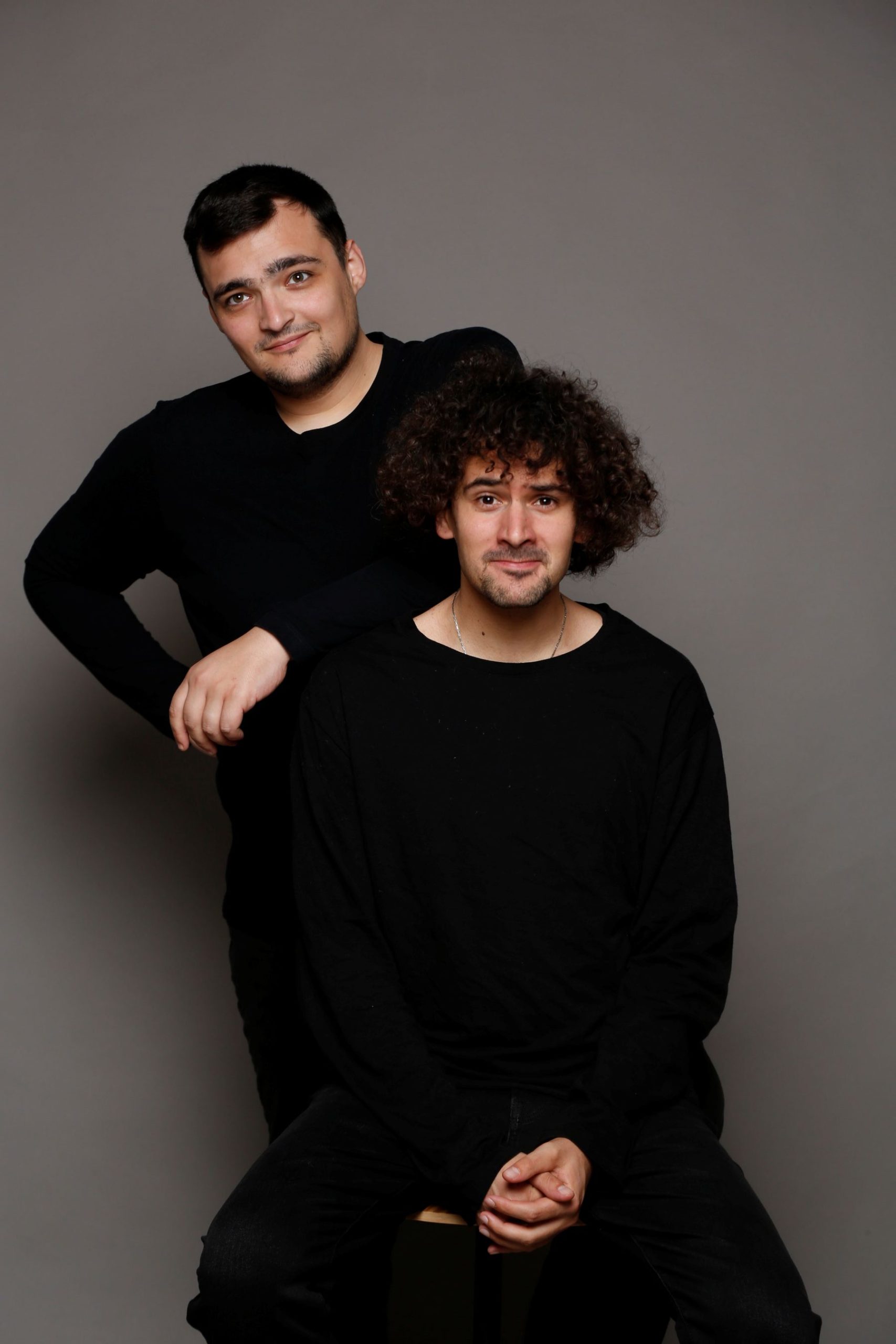 Smijeh, kaos i umjetna inteligencija: nova komedija Kazališta Moruzgva stiže u Scenoteku Predstava “Kamo ide ovai svijet?” premijerno 24. studenog donosi avanture dvojice kreativaca koje tjeraju na suze od smijeha