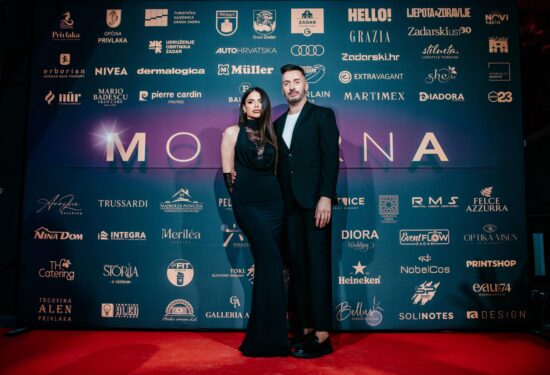 Zadar moda, modni događaj Zadar, ModernA 2025, Zadar Cruise Port, modna revija Zadar, hrvatski dizajneri, modna manifestacija, modna scena Hrvatska, DeLight kolekcija, Martina Herak, W(hole) kolekcija, Katarina Mamić, Manana Bogačevska, Igor Todorović, Marina Design, Arileo, Jet Lag, THE ELFS, modna pista, modne kolekcije 2025, fashion event Croatia, modna revija 2025, moda Hrvatska, domaći dizajneri, regionalna moda, modna industrija, fashion show, modne kreacije, jesensko-zimska kolekcija, modna inspiracija, luksuzna moda, elegantne haljine, večernje haljine, dizajnerske kreacije, modni spektakl, haute couture Hrvatska, fashion editorial, modni trendovi, modni brendovi, hrvatska modna scena, modna elita, Zadar događanja, lifestyle događaj, gala večer, modna energija, fashion lovers, modna publika, hrvatski brendovi, modni minimalizam, modna umjetnost, avangardni dizajn, kreativnost u modi, modna estetika, žene u modi, ženski dizajn, modna harmonija, modni luksuz, elegantni stil, modna sofisticiranost, fashion show Croatia, modna pista Hrvatska, beauty partneri, Dermalogica, Erborian, Balmain Hair Couture, Pierre Cardin beauty, Guerlain parfem, Audi A6 e-tron, modna elegancija, modni performans, modna večer, modni trendovi 2026, dizajnerska moda, modna vizija, umjetnost odijevanja, modni statement, modna strast, večer mode, luksuzni brendovi, hrvatski dizajn, fashion inspiration, modni noviteti, kolekcije 2025, modna sezona, stil i dizajn, modna scena Jadran, modna revija Hrvatska, Zadar eventi, fashion night, glamour night, hrvatski fashion event, ekskluzivni događaj, modni dizajneri Balkana, modna publika Hrvatska, stylish Zadar, modna manifestacija 2025, moda i ljepota, elegancija i stil, moderni dizajn, fashion Croatia 2025, modna čarolija,