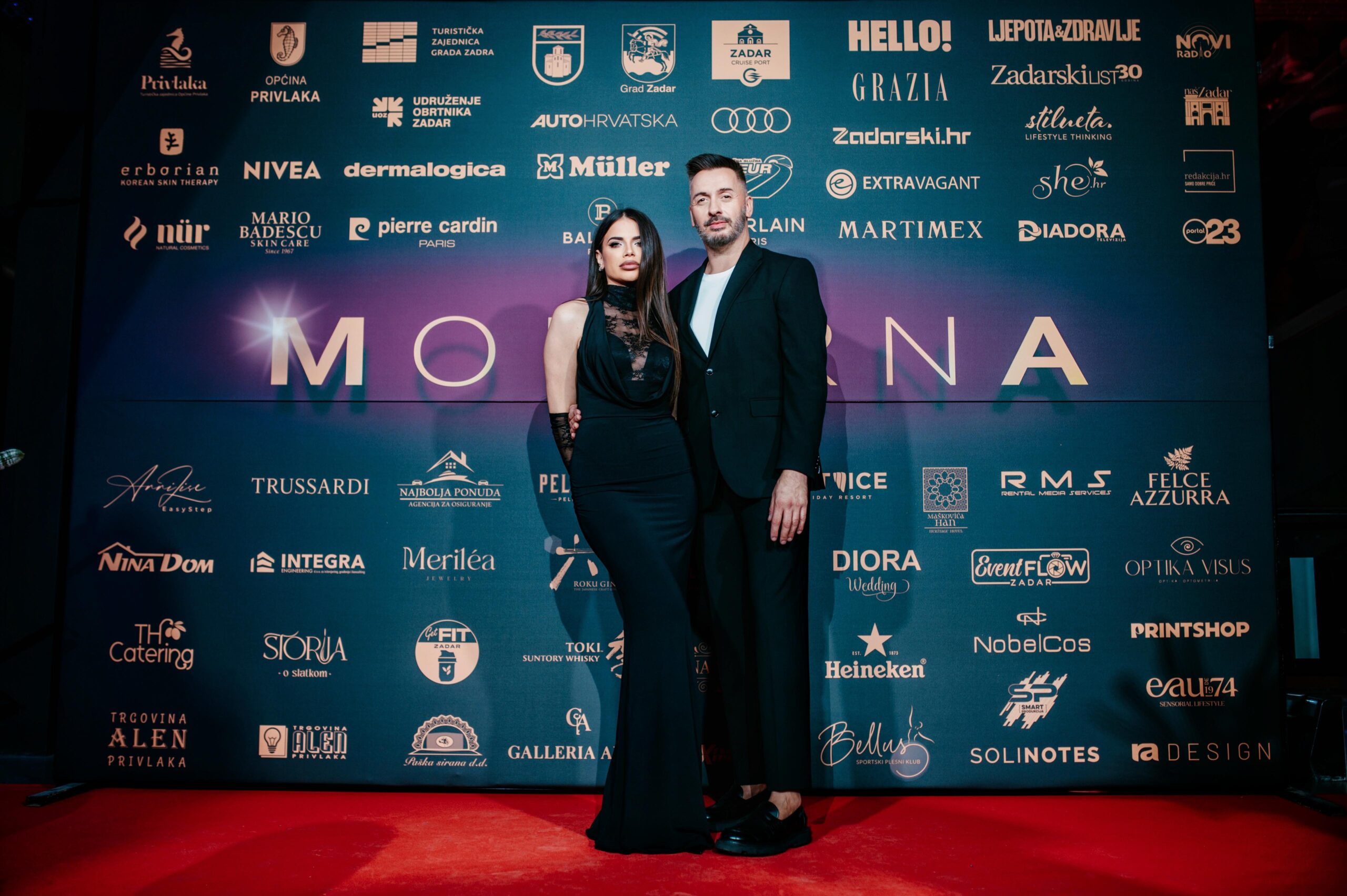 Zadar moda, modni događaj Zadar, ModernA 2025, Zadar Cruise Port, modna revija Zadar, hrvatski dizajneri, modna manifestacija, modna scena Hrvatska, DeLight kolekcija, Martina Herak, W(hole) kolekcija, Katarina Mamić, Manana Bogačevska, Igor Todorović, Marina Design, Arileo, Jet Lag, THE ELFS, modna pista, modne kolekcije 2025, fashion event Croatia, modna revija 2025, moda Hrvatska, domaći dizajneri, regionalna moda, modna industrija, fashion show, modne kreacije, jesensko-zimska kolekcija, modna inspiracija, luksuzna moda, elegantne haljine, večernje haljine, dizajnerske kreacije, modni spektakl, haute couture Hrvatska, fashion editorial, modni trendovi, modni brendovi, hrvatska modna scena, modna elita, Zadar događanja, lifestyle događaj, gala večer, modna energija, fashion lovers, modna publika, hrvatski brendovi, modni minimalizam, modna umjetnost, avangardni dizajn, kreativnost u modi, modna estetika, žene u modi, ženski dizajn, modna harmonija, modni luksuz, elegantni stil, modna sofisticiranost, fashion show Croatia, modna pista Hrvatska, beauty partneri, Dermalogica, Erborian, Balmain Hair Couture, Pierre Cardin beauty, Guerlain parfem, Audi A6 e-tron, modna elegancija, modni performans, modna večer, modni trendovi 2026, dizajnerska moda, modna vizija, umjetnost odijevanja, modni statement, modna strast, večer mode, luksuzni brendovi, hrvatski dizajn, fashion inspiration, modni noviteti, kolekcije 2025, modna sezona, stil i dizajn, modna scena Jadran, modna revija Hrvatska, Zadar eventi, fashion night, glamour night, hrvatski fashion event, ekskluzivni događaj, modni dizajneri Balkana, modna publika Hrvatska, stylish Zadar, modna manifestacija 2025, moda i ljepota, elegancija i stil, moderni dizajn, fashion Croatia 2025, modna čarolija,
