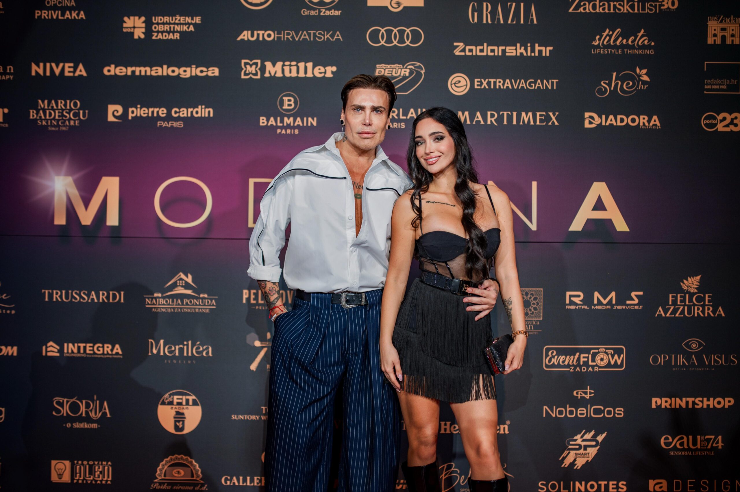 Zadar moda, modni događaj Zadar, ModernA 2025, Zadar Cruise Port, modna revija Zadar, hrvatski dizajneri, modna manifestacija, modna scena Hrvatska, DeLight kolekcija, Martina Herak, W(hole) kolekcija, Katarina Mamić, Manana Bogačevska, Igor Todorović, Marina Design, Arileo, Jet Lag, THE ELFS, modna pista, modne kolekcije 2025, fashion event Croatia, modna revija 2025, moda Hrvatska, domaći dizajneri, regionalna moda, modna industrija, fashion show, modne kreacije, jesensko-zimska kolekcija, modna inspiracija, luksuzna moda, elegantne haljine, večernje haljine, dizajnerske kreacije, modni spektakl, haute couture Hrvatska, fashion editorial, modni trendovi, modni brendovi, hrvatska modna scena, modna elita, Zadar događanja, lifestyle događaj, gala večer, modna energija, fashion lovers, modna publika, hrvatski brendovi, modni minimalizam, modna umjetnost, avangardni dizajn, kreativnost u modi, modna estetika, žene u modi, ženski dizajn, modna harmonija, modni luksuz, elegantni stil, modna sofisticiranost, fashion show Croatia, modna pista Hrvatska, beauty partneri, Dermalogica, Erborian, Balmain Hair Couture, Pierre Cardin beauty, Guerlain parfem, Audi A6 e-tron, modna elegancija, modni performans, modna večer, modni trendovi 2026, dizajnerska moda, modna vizija, umjetnost odijevanja, modni statement, modna strast, večer mode, luksuzni brendovi, hrvatski dizajn, fashion inspiration, modni noviteti, kolekcije 2025, modna sezona, stil i dizajn, modna scena Jadran, modna revija Hrvatska, Zadar eventi, fashion night, glamour night, hrvatski fashion event, ekskluzivni događaj, modni dizajneri Balkana, modna publika Hrvatska, stylish Zadar, modna manifestacija 2025, moda i ljepota, elegancija i stil, moderni dizajn, fashion Croatia 2025, modna čarolija,