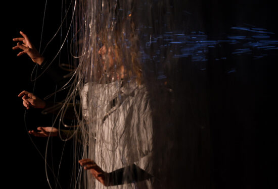 suosjećanje, suvremeni ples, performans, migracije, izbjeglištvo, društveni kontekst, politička tema, zračne akrobacije, vizualna instalacija, ranjivost, zajedništvo, Drugost, Tanka linija, Nikolina Komljenović, Zagrebački plesni centar, izvedbena umjetnost, emocionalna bliskost, svjedočanstva, Fencing Borders, kolektivno iskustvo