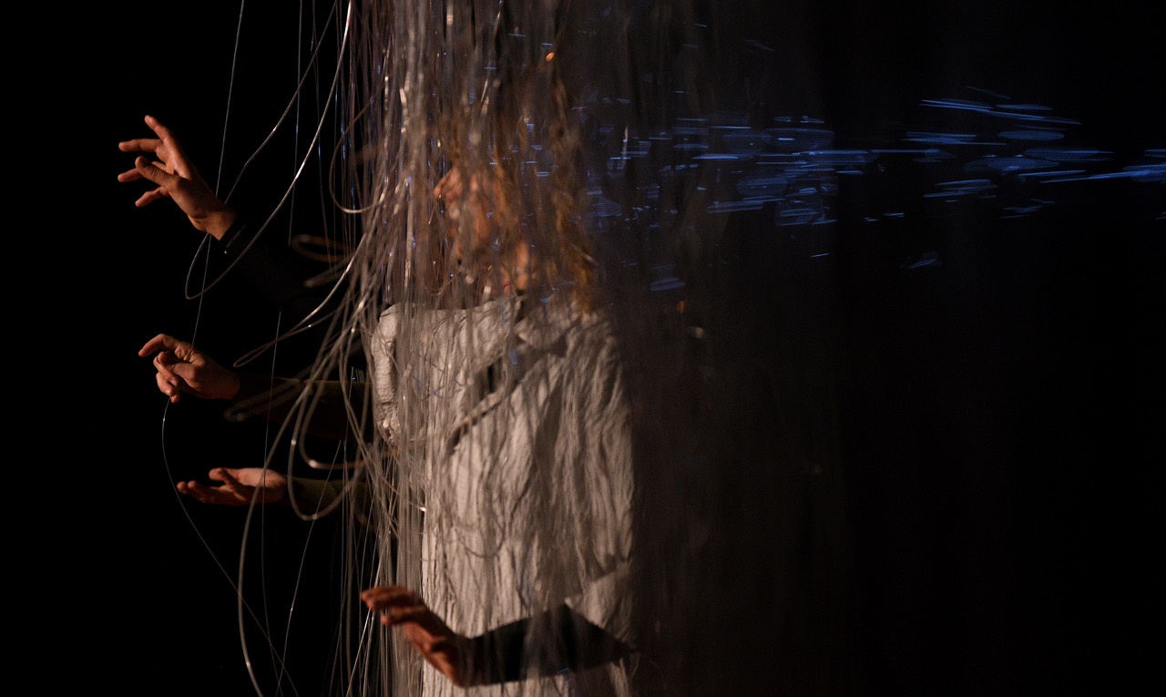 suosjećanje, suvremeni ples, performans, migracije, izbjeglištvo, društveni kontekst, politička tema, zračne akrobacije, vizualna instalacija, ranjivost, zajedništvo, Drugost, Tanka linija, Nikolina Komljenović, Zagrebački plesni centar, izvedbena umjetnost, emocionalna bliskost, svjedočanstva, Fencing Borders, kolektivno iskustvo