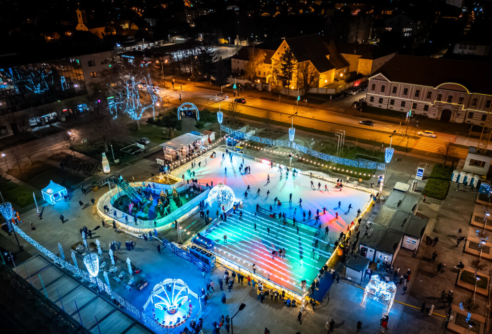 ChatGPT said: Varaždin, Ice Wonderland, klizalište, ledeni park, najveće klizalište, zimska čarolija, Kapucinski trg, Disco večeri, škola klizanja, hokej, obiteljska zabava, maskota Candy Pingvin, zimskie aktivnosti, nastupi klizača, 2025, 2026, božićni program, snježni spektakl, ledene atrakcije, zabava za djecu, zabava za odrasle