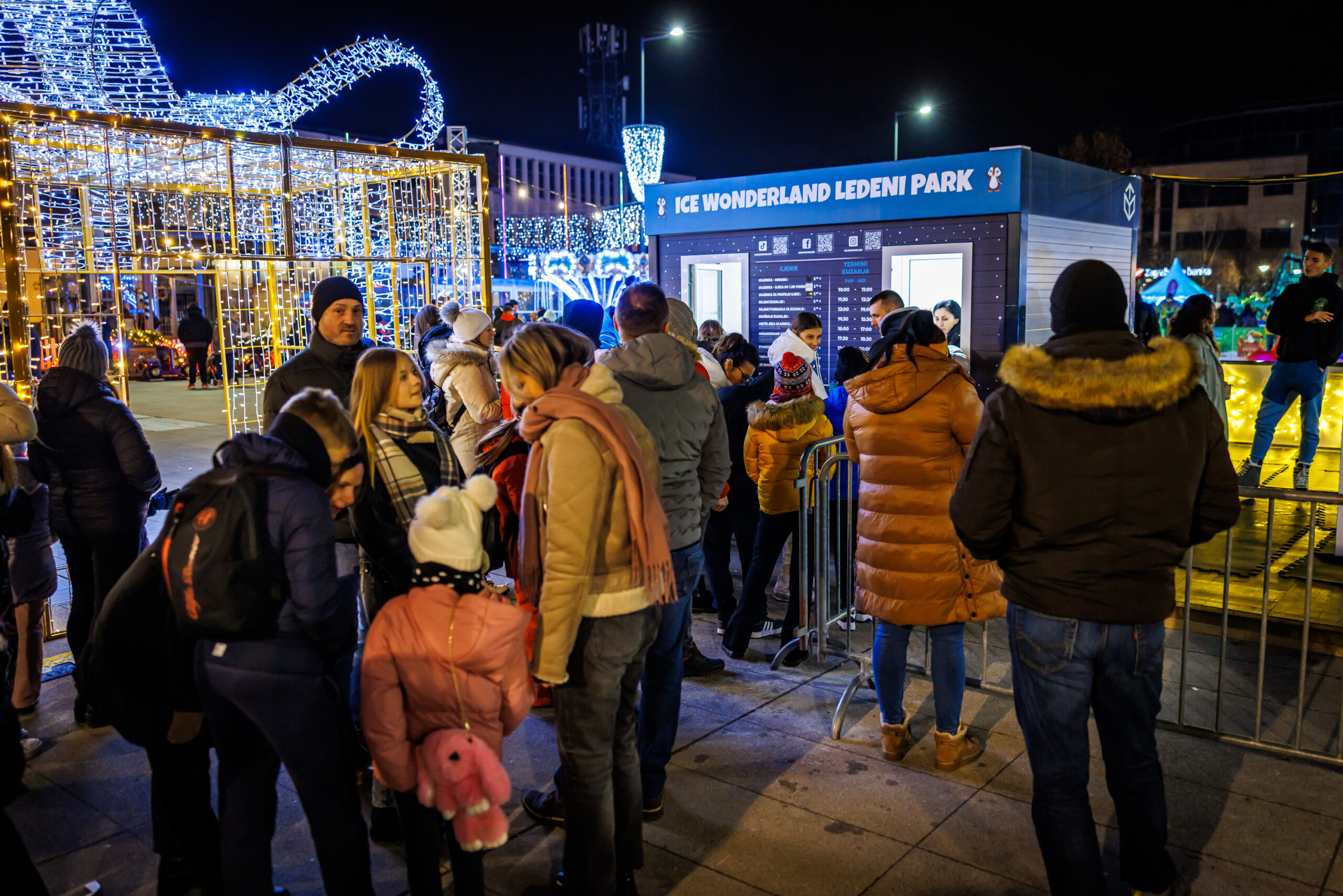 ChatGPT said: Varaždin, Ice Wonderland, klizalište, ledeni park, najveće klizalište, zimska čarolija, Kapucinski trg, Disco večeri, škola klizanja, hokej, obiteljska zabava, maskota Candy Pingvin, zimskie aktivnosti, nastupi klizača, 2025, 2026, božićni program, snježni spektakl, ledene atrakcije, zabava za djecu, zabava za odrasle