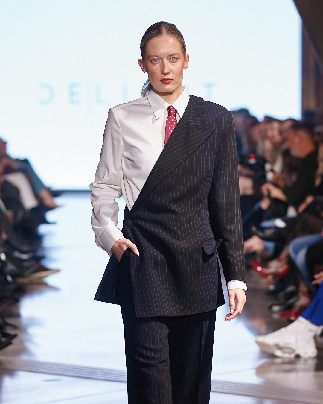 Odijelo koje mijenja pravila igre: DeLight pokazao što znači moć ženstvenosti