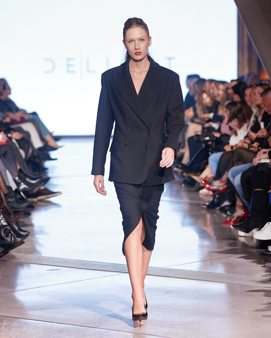 Odijelo koje mijenja pravila igre: DeLight pokazao što znači moć ženstvenosti