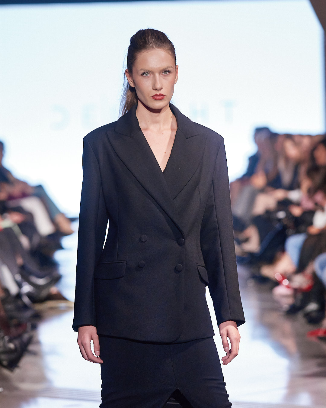 Odijelo koje mijenja pravila igre: DeLight pokazao što znači moć ženstvenosti