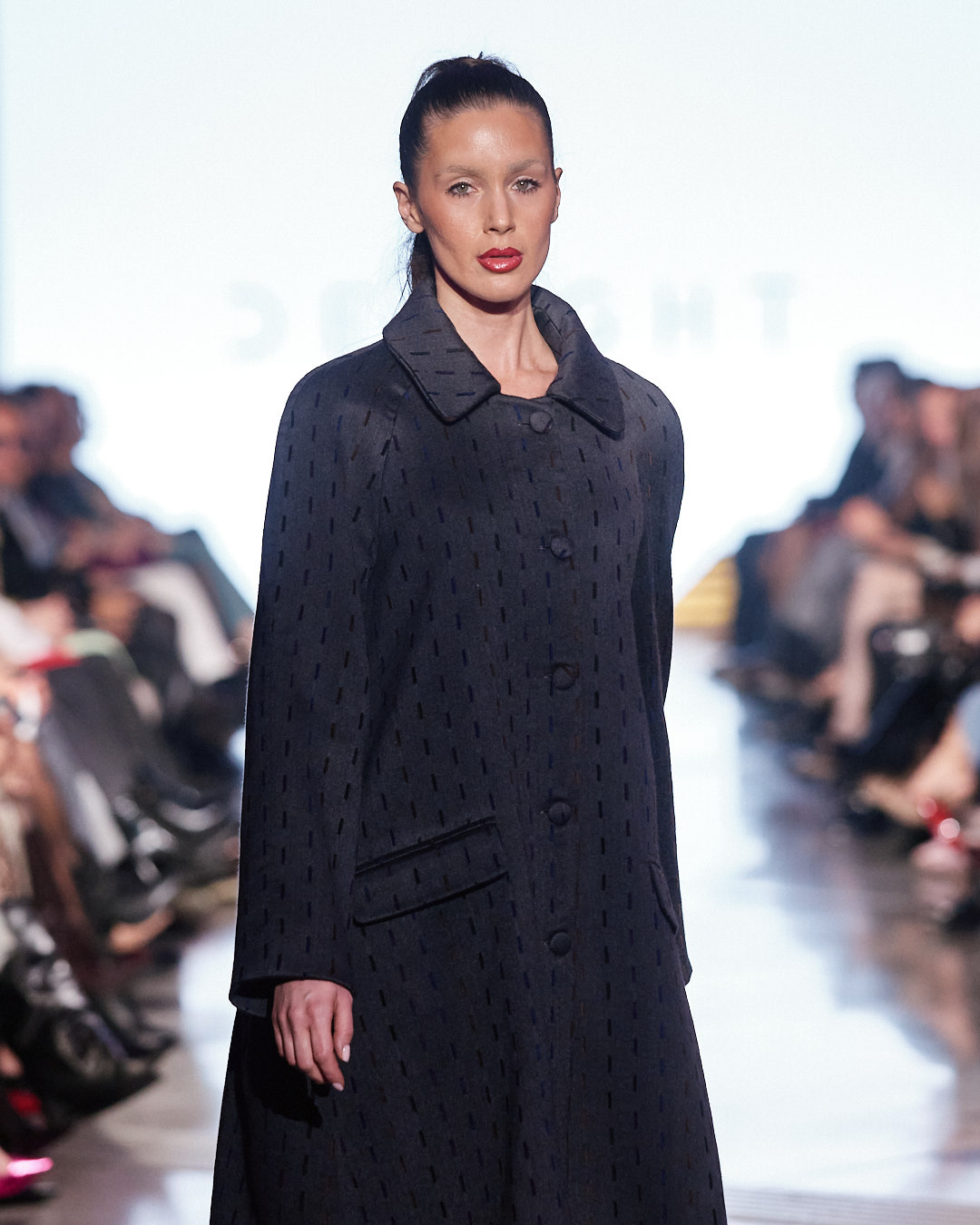 Odijelo koje mijenja pravila igre: DeLight pokazao što znači moć ženstvenosti