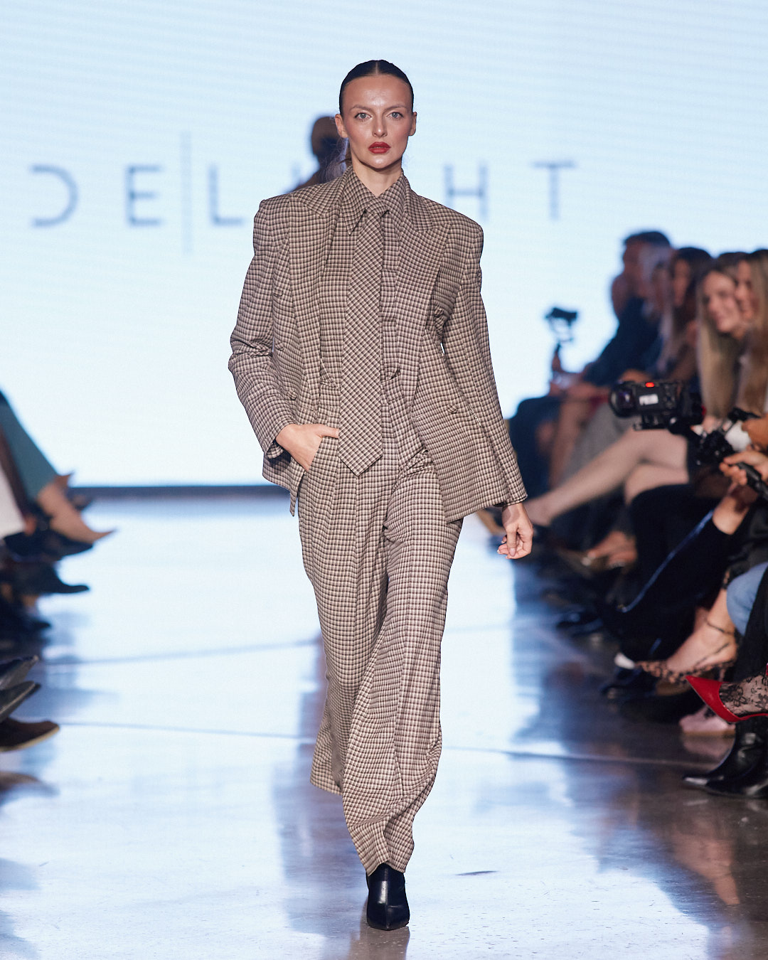 Odijelo koje mijenja pravila igre: DeLight pokazao što znači moć ženstvenosti