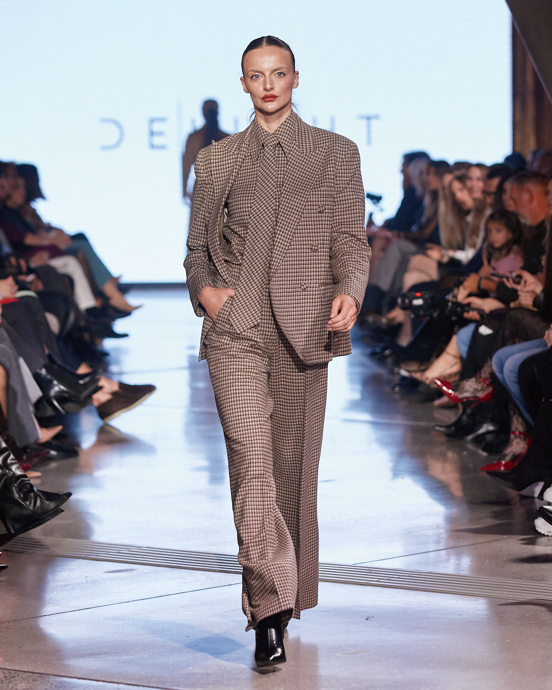 Odijelo koje mijenja pravila igre: DeLight pokazao što znači moć ženstvenosti