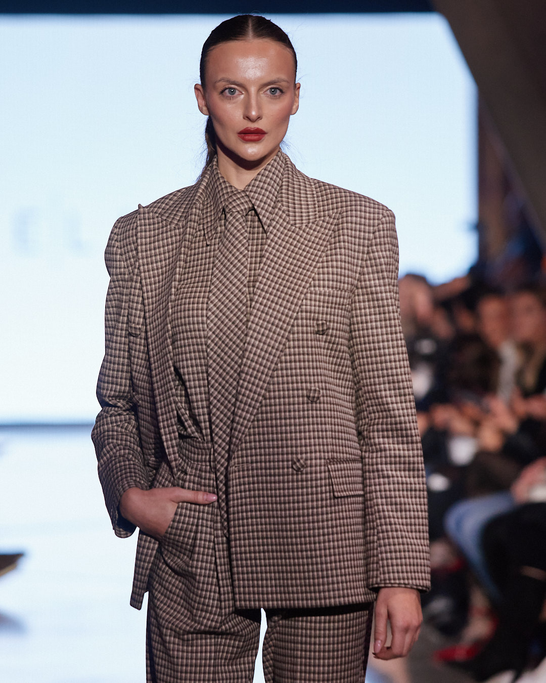 Odijelo koje mijenja pravila igre: DeLight pokazao što znači moć ženstvenosti