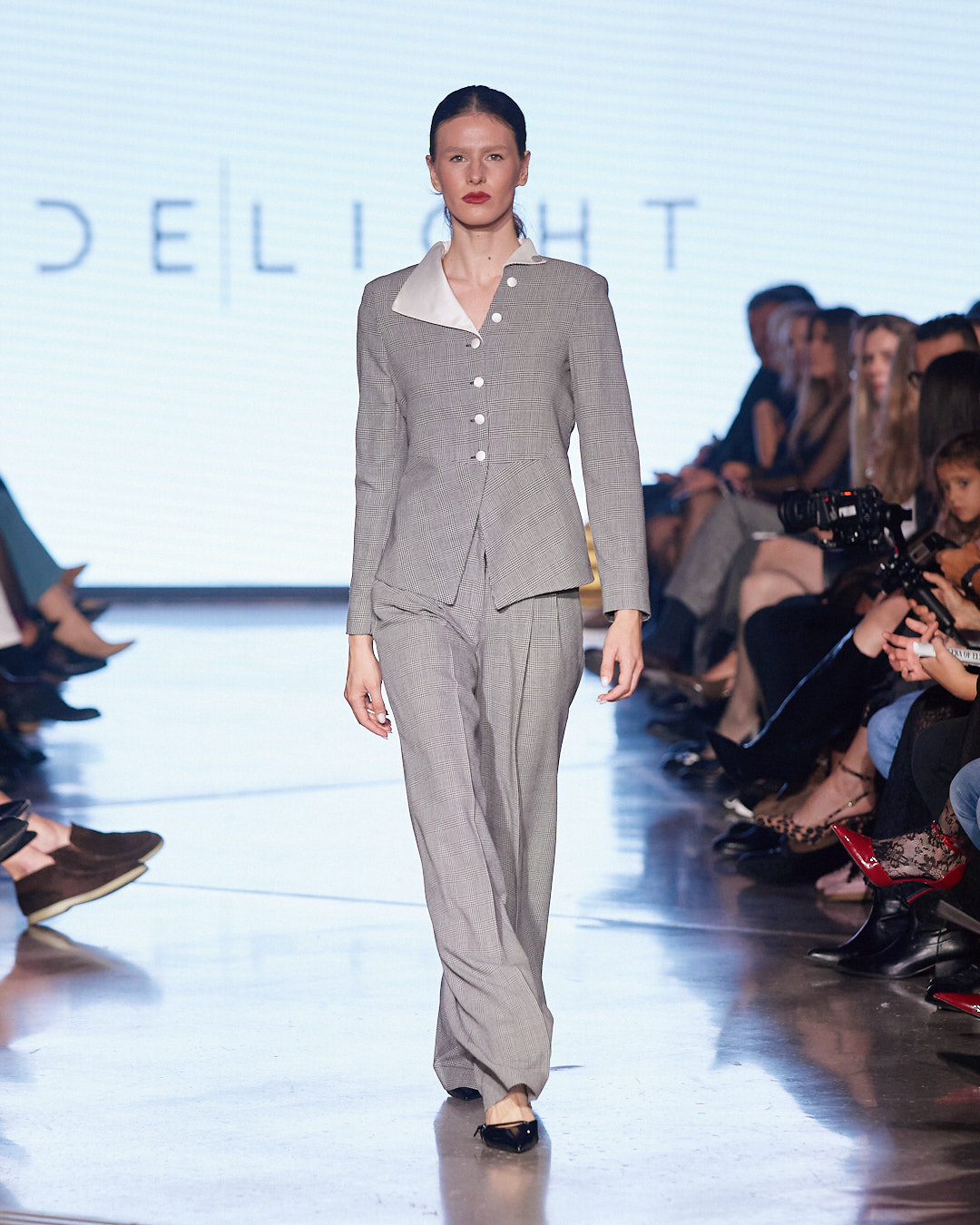 Odijelo koje mijenja pravila igre: DeLight pokazao što znači moć ženstvenosti