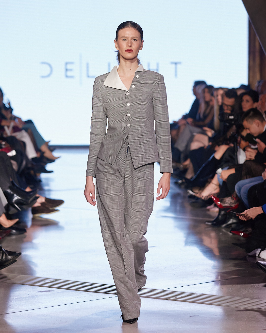 Odijelo koje mijenja pravila igre: DeLight pokazao što znači moć ženstvenosti