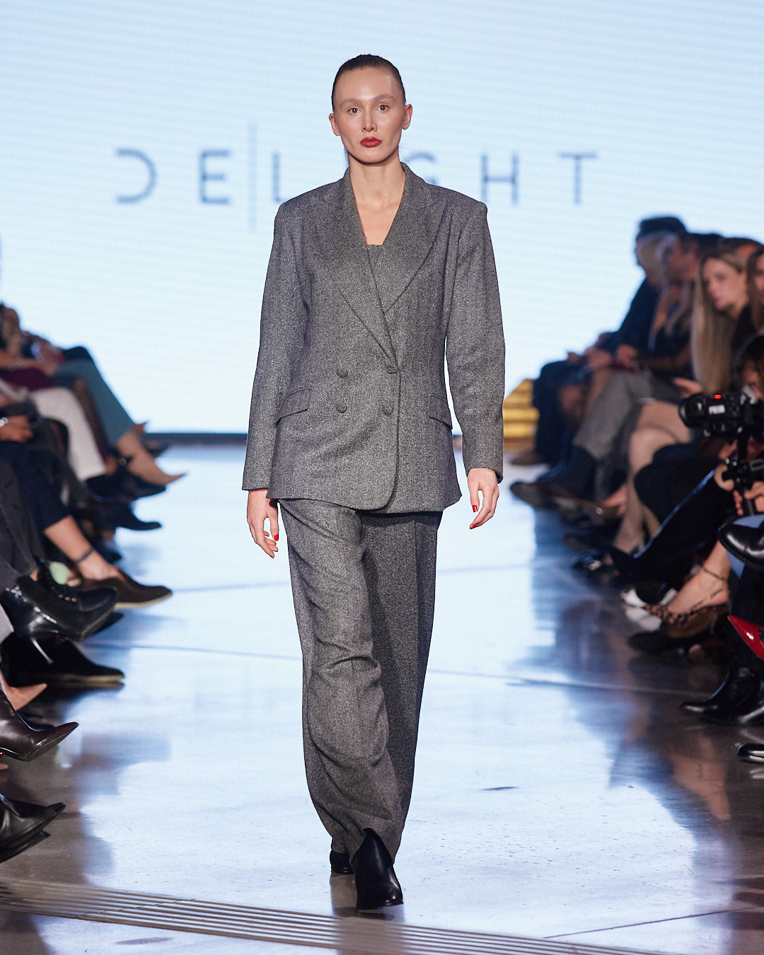 Odijelo koje mijenja pravila igre: DeLight pokazao što znači moć ženstvenosti