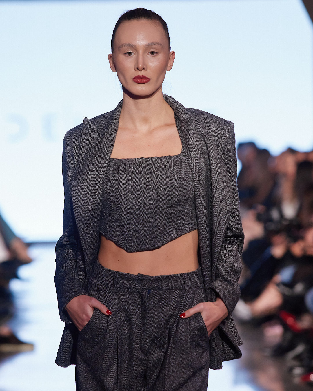 Odijelo koje mijenja pravila igre: DeLight pokazao što znači moć ženstvenosti