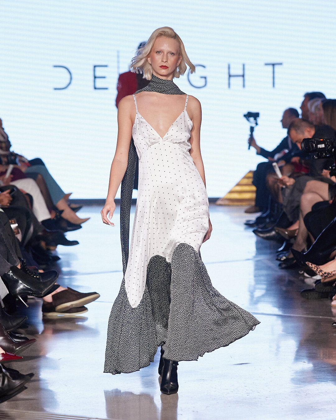 Odijelo koje mijenja pravila igre: DeLight pokazao što znači moć ženstvenosti